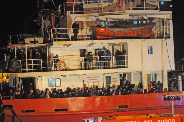 Setki imigrantów na pokładzie statku Blue Sky M, który przybił do portu w Gallipoli w ostatnim dniu 2014 roku /BIAGIO CLAUDIO LONGO /PAP/EPA