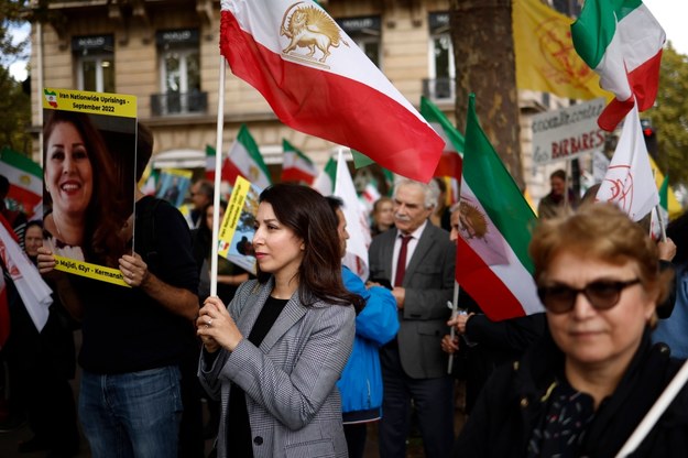 Setki Irańczyków protestuje podczas demonstracji poparcia dla Mahsy Amini /YOAN VALAT  /PAP