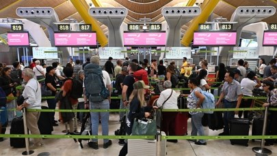 Setki lotów odwołanych. Kontrolerzy zaostrzyli protest