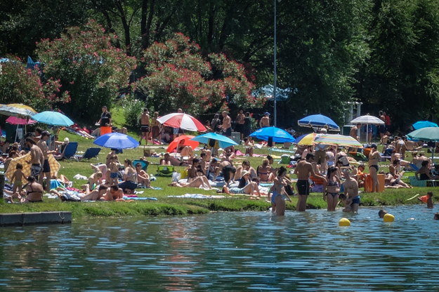 Setki ludzi korzystają z letniej pogody, opalając się i pływając w Idroscalo w Mediolanie /MATTEO CORNER /PAP/EPA
