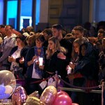 Setki ludzi na czuwaniu w tydzień po zamachu w Manchesterze