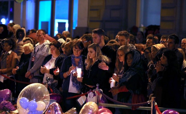 Setki ludzi na czuwaniu w tydzień po zamachu w Manchesterze