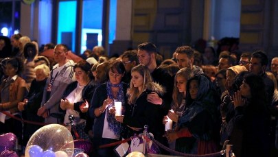 Setki ludzi na czuwaniu w tydzień po zamachu w Manchesterze