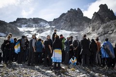  Setki ludzi pożegnały topniejący lodowiec