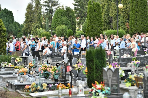 Setki ludzi żegnały 10-letnią Kristinę na cmentarzu komunalnym w dolnośląskim Żarowie / 	Maciej Kulczyński    /PAP