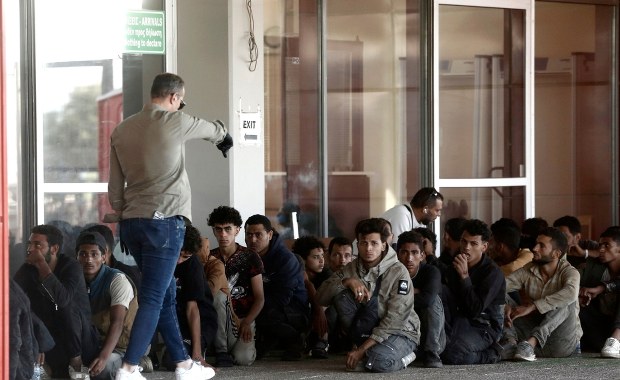 Setki migrantów na Krecie. Rząd postanowił ich wywieźć