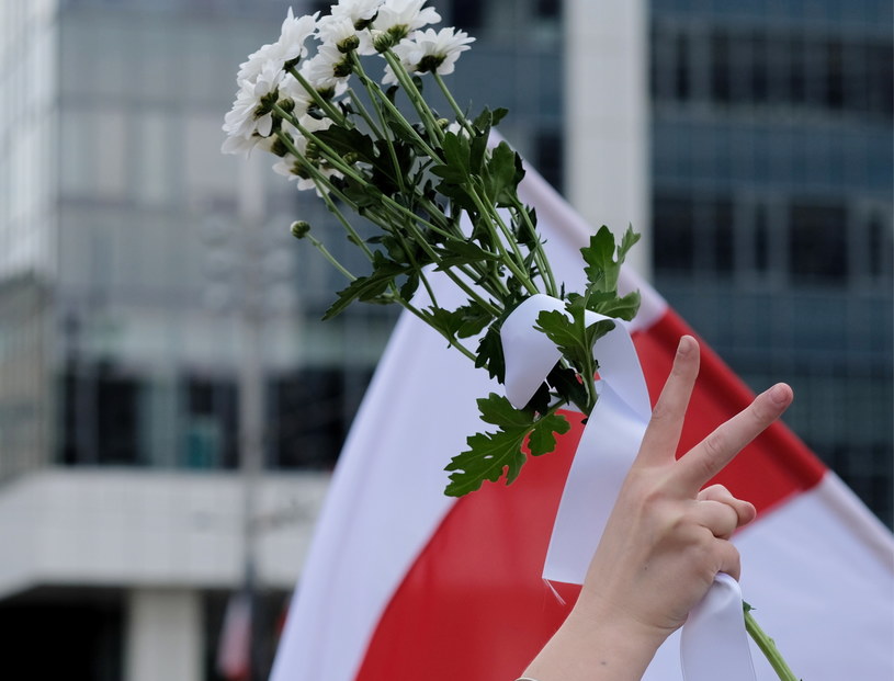 Setki młodych ludzi utworzyło łańcuch solidarności z Białorusią / 	Andrzej Grygiel    /PAP