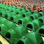 Setki namiotów w fabryce. Tak się teraz pracuje w Chinach
