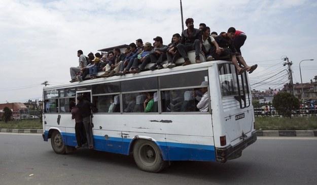 Setki Nepalczyków uciekało ze stolicy kraju Katmandu /Hemanta Shrestha /PAP/EPA