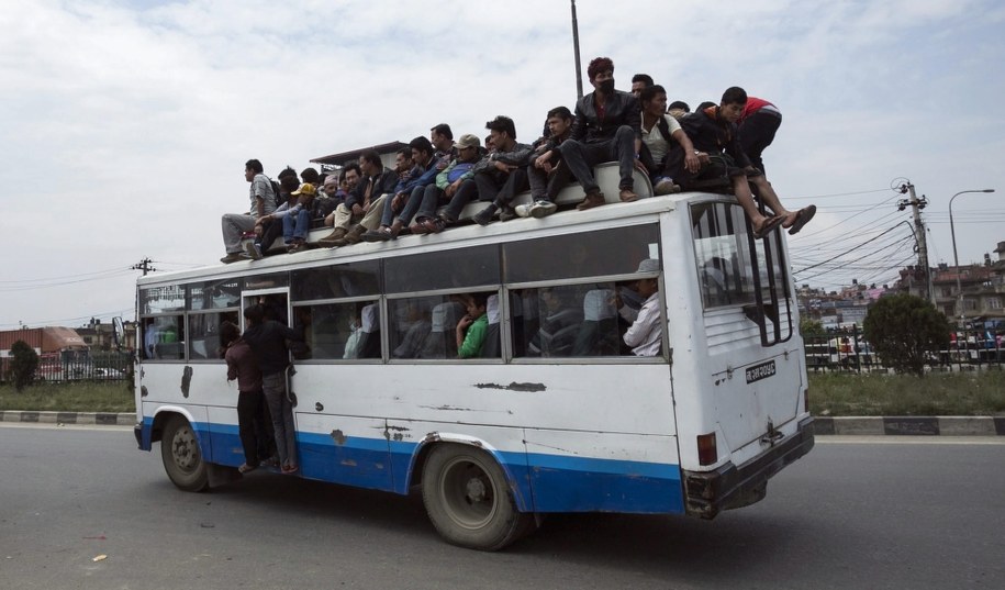 Setki Nepalczyków uciekało ze stolicy kraju Katmandu /Hemanta Shrestha /PAP/EPA