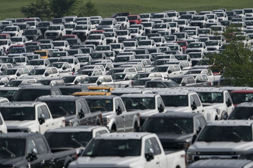 Setki nowo wyprodukowanych Fordów F-150, które nie mogą trafić na drogi z powodu braku chipów. Problem ten dotyczy wszystkich producentów na całym świecie /Getty Images