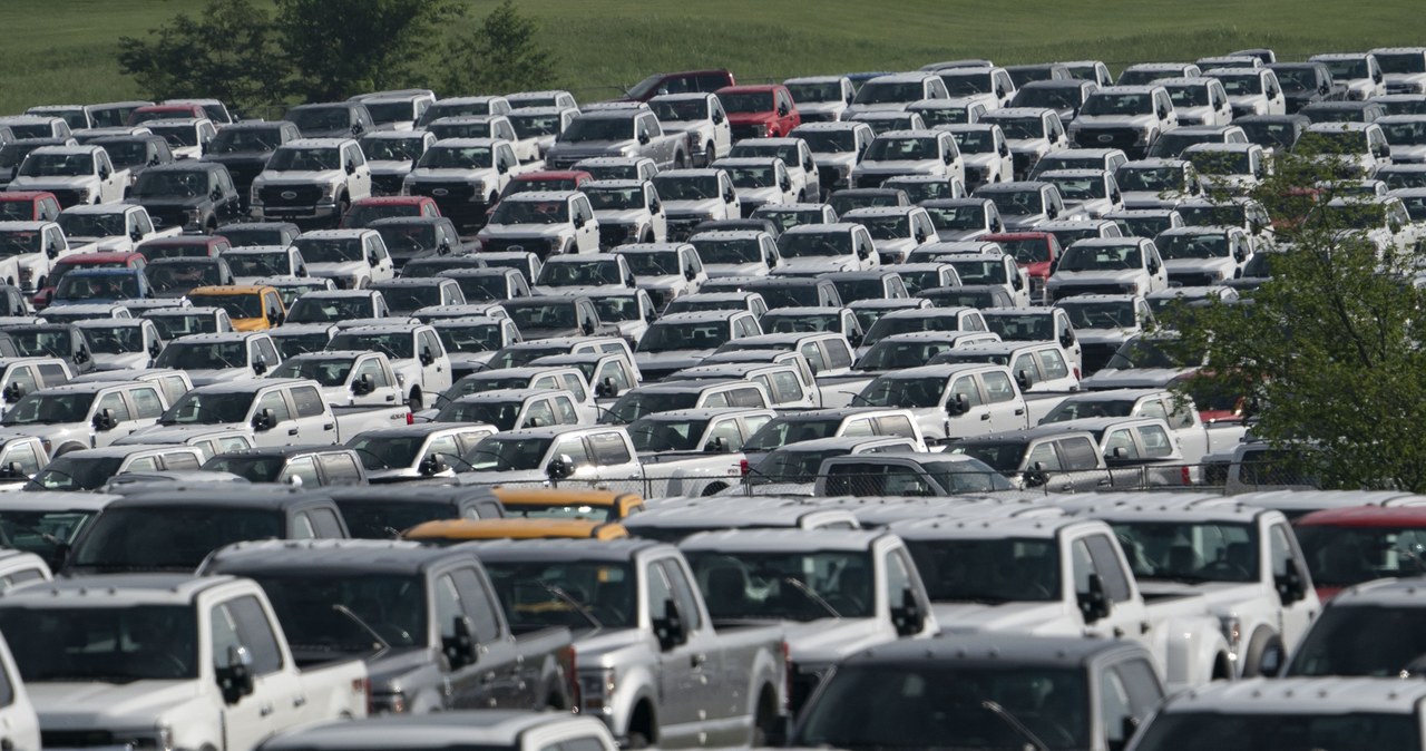 Setki nowo wyprodukowanych Fordów F-150, które nie mogą trafić na drogi z powodu braku chipów. Problem ten dotyczy wszystkich producentów na całym świecie /Getty Images