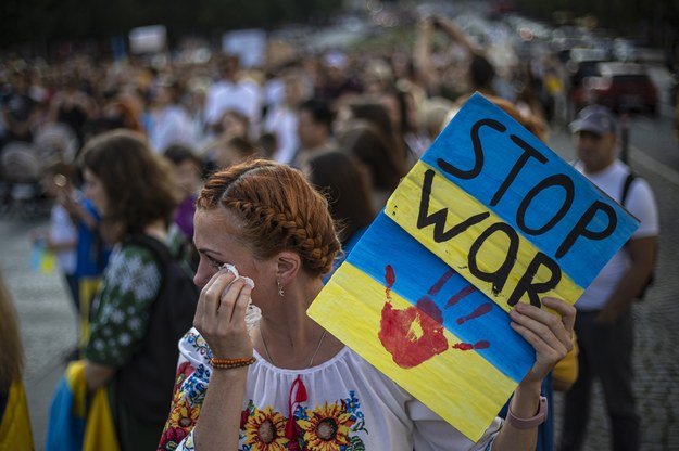 Setki osób, głównie Ukraińców, świętowały w środę wieczorem w centrum Pragi Dzień Niepodległości Ukrainy /Martin Divisek /PAP/EPA