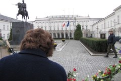 Setki osób gromadzą się przed Pałacem Prezydenckim w Warszawie