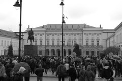 Setki osób gromadzą się przed Pałacem Prezydenckim w Warszawie