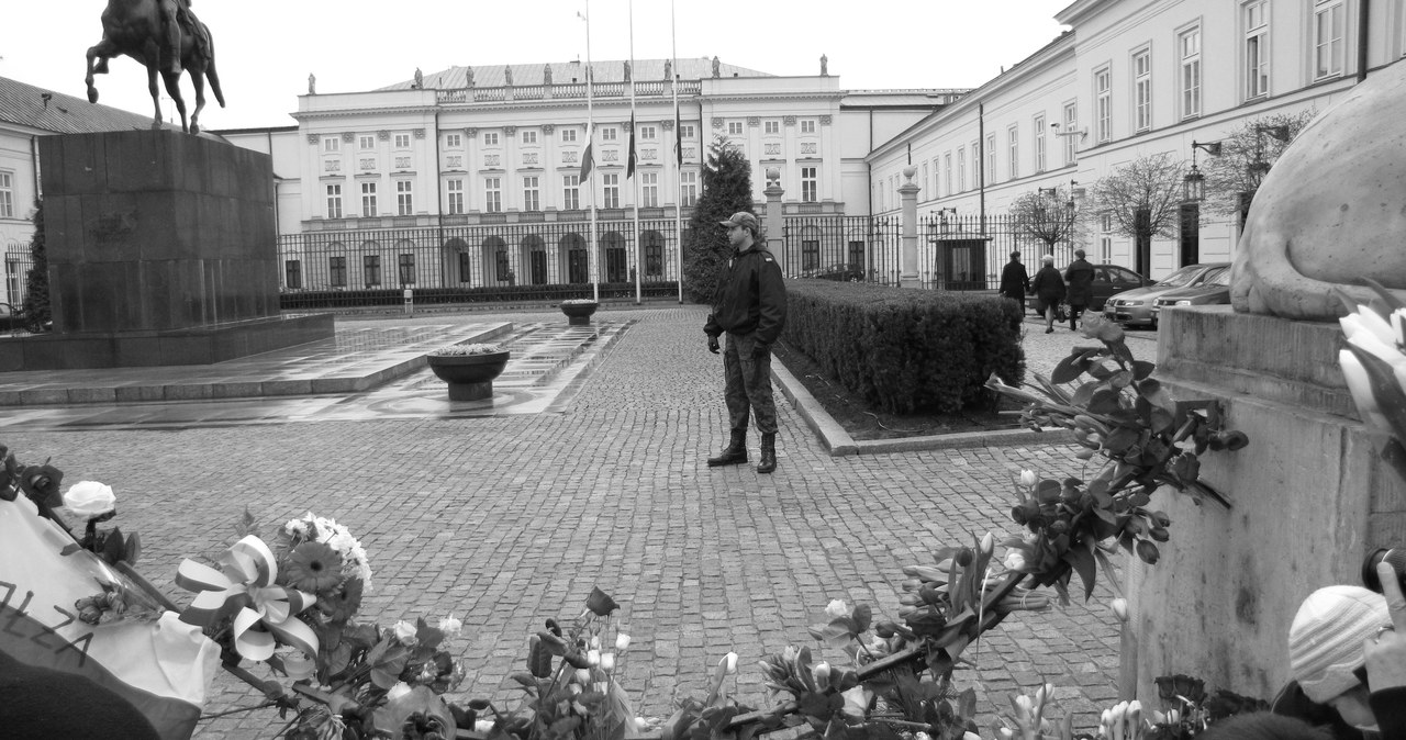 Setki osób gromadzą się przed Pałacem Prezydenckim w Warszawie