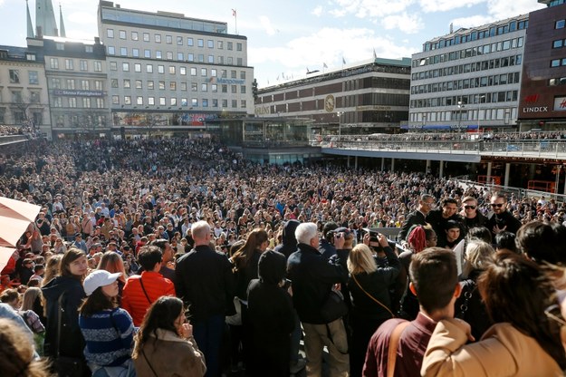 Setki osób zebrały się w centrum Sztokholmu w sobotę, by oddać hołd Aviciiemu /FREDRIK PERSSON /PAP/EPA