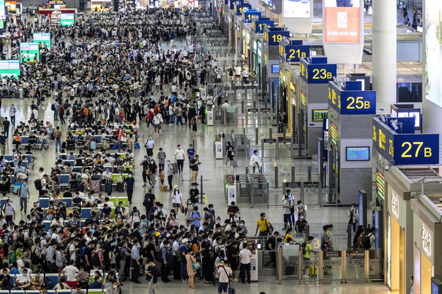 Setki osób zgromadzone na dworcu kolejowym w Szanghaju /ALEX PLAVEVSKI /PAP/EPA