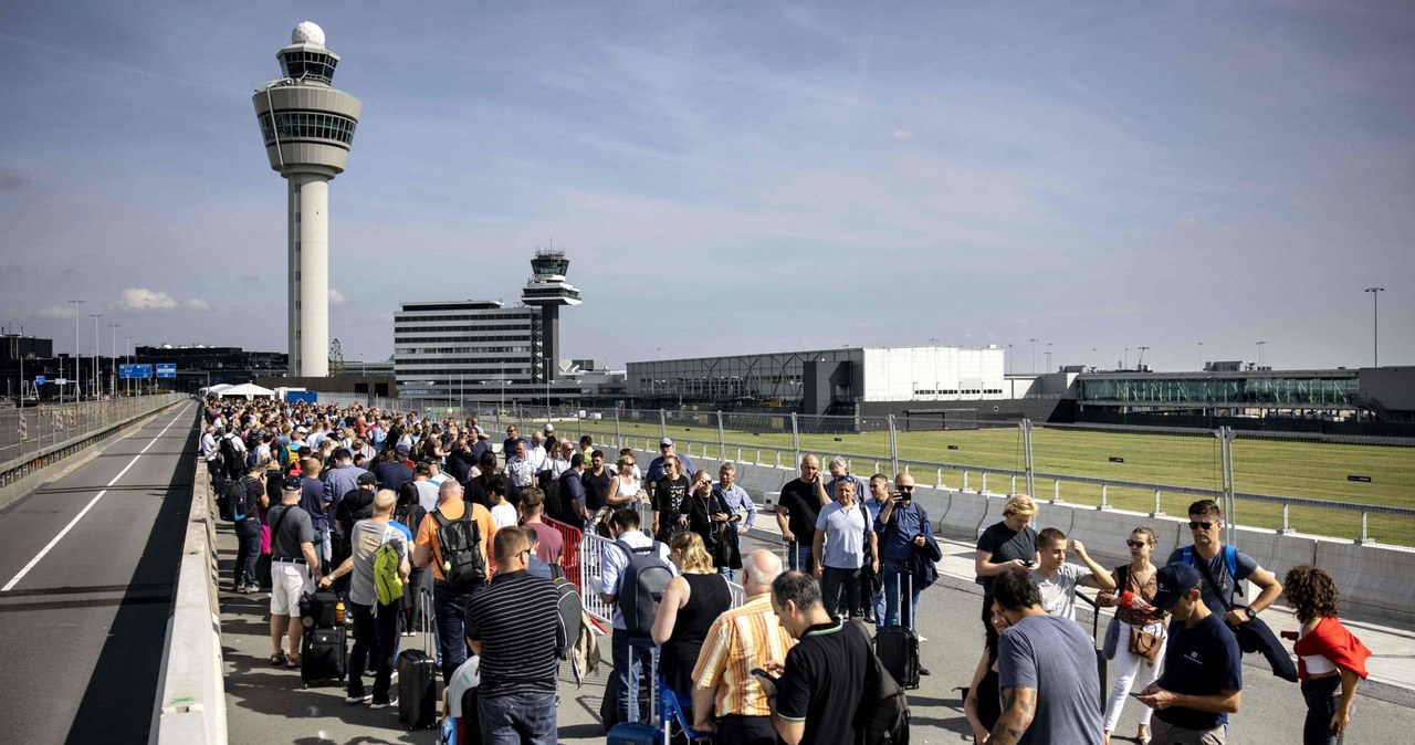 Setki pasażerów nie odleciały w poniedziałek z lotniska w Amsterdamie /RAMON VAN FLYMEN / ANP / AFP /AFP