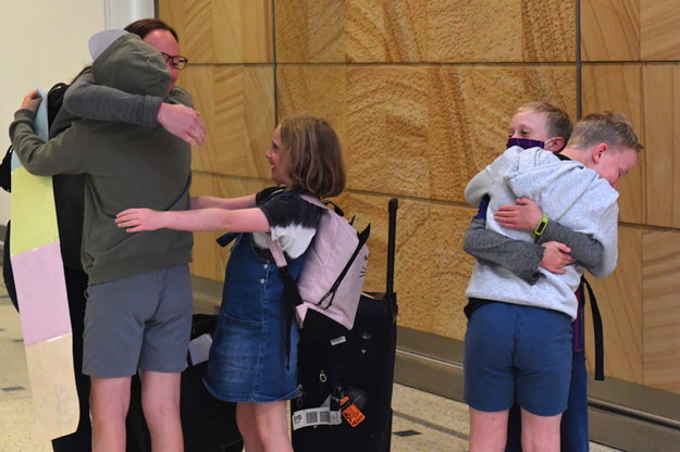 Setki pasażerów z Australii zaczęły przybywać na lotniska w Nowej Zelandii w poniedziałek po tym, jak władze ponownie otworzyły granice i podróżowanie między krajami bez kwarantanny stało się możliwe po raz pierwszy od ponad roku. /MICK TSIKAS /PAP/EPA