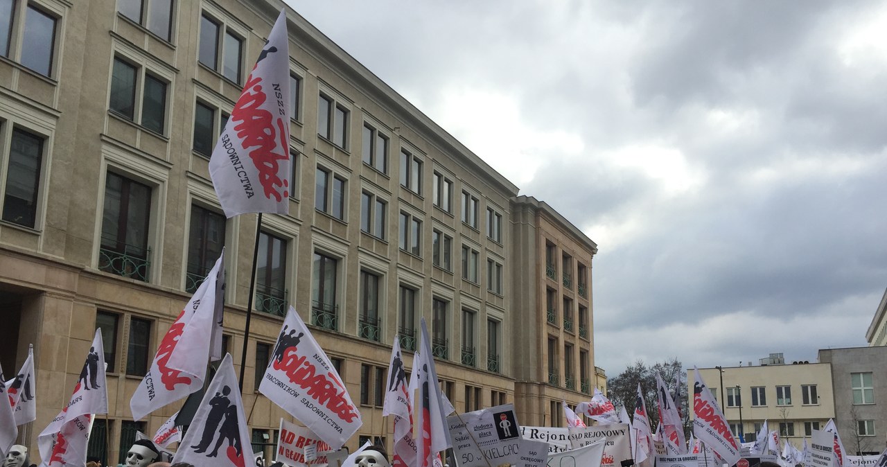 Setki płaczących masek na ulicach stolicy. To pracownicy sądów i prokuratur walczą o podwyżki