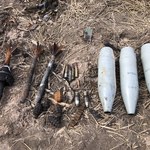 Setki pocisków artyleryjskich, zaminowane drogi. Specjalny wysłannik RMF FM na Ukrainę rozmawia z saperami