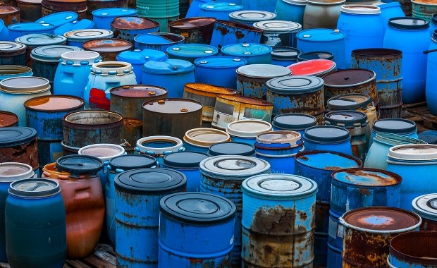 Setki porzuconych pojemników z toksycznymi odpadami. Policja prowadzi dochodzenie