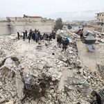 Setki rodzin w Syrii uwięzionych pod gruzami. ONZ ma problemy z dowiezieniem pomocy