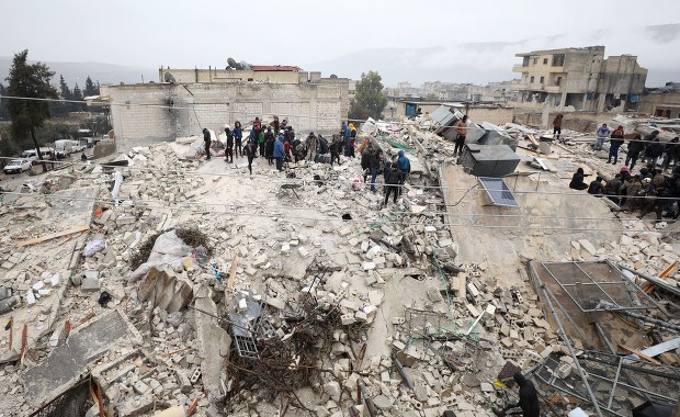 Setki rodzin w Syrii uwięzionych pod gruzami. ONZ ma problemy z dowiezieniem pomocy