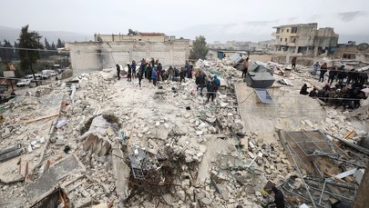 Setki rodzin w Syrii uwięzionych pod gruzami. ONZ ma problemy z dowiezieniem pomocy