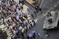 Setki tysięcy demonstrantów gromadzą się na ulicach Kairu