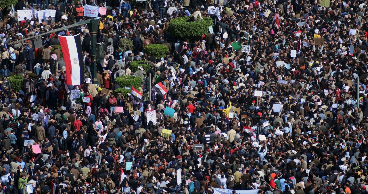Setki tysięcy demonstrantów gromadzą się na ulicach Kairu