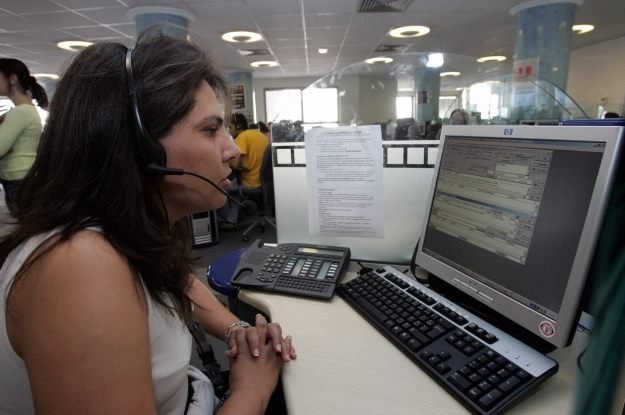 Setki tysięcy pracowników call-center na świecie spędza godziny ze słuchawkami na uszach /AFP