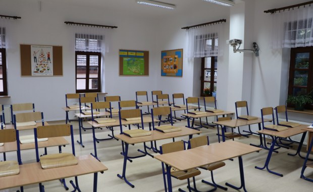 Setki uczniów w kwarantannie, kolejne szkoły wracają do nauki zdalnej