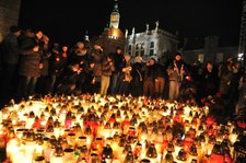 Setki zniczy w miejscu śmiertelnego ataku na prezydenta Adamowicza
