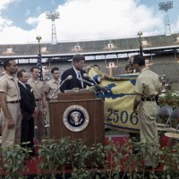 29 grudnia 1962 John F. Kennedy (w środku) prezentujący flagę Brygady 2506 podczas Orange Bowl w Miami na Florydzie, USA 