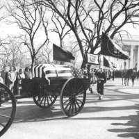 25 listopada 1963. Trumna z ciałem prezydenta Johna F. Kennedy’iego podczas opuszczania Białego Domu w Waszyngtonie DC, USA