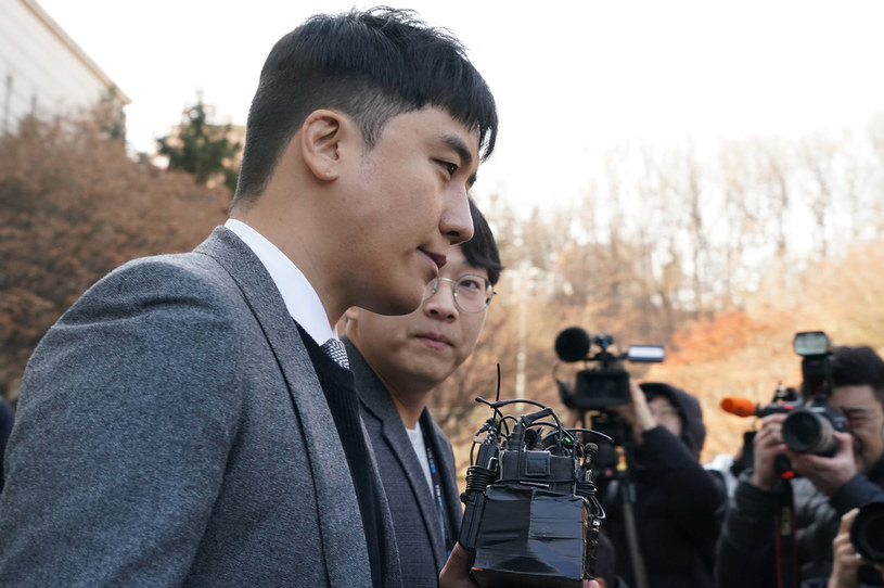 Seungri po wyjściu z sądu w Seulu /Chung Sung-Jun /Getty Images
