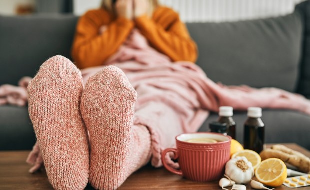 Sezon grypowy za pasem. Jakie witaminy na odporność warto suplementować, by uniknąć choroby? Poradnik