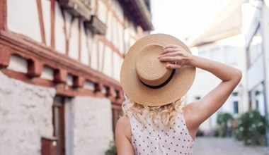 Sezon letni pod znakiem nakryć głowy. Te w szczególności będą królować w wakacyjnych stylizacjach 