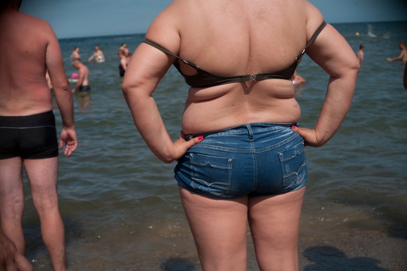 Sezon nad Bałtykiem w pełni. Na plażach pojawiło się mnóstwo turystów, którzy chcą jak najszybciej "zarezerwować" dogodne dla siebie miejsce /Grzegorz Klatka/REPORTER /East News