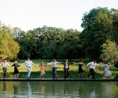 Sfilmowanie "Testosteronu" stało się możliwe dzięki prywatnym pieniądzom. Andrzej Saramonowicz napisał scenariusz, w którym teatralny tekst nabrał tempa i wzbogacił się o nowoczesne filmowe rozwiązania.

Do projektu "Testosteron" udało się zebrać świetną obsadę. Po raz pierwszy razem na planie spotkały się gwiazdy: Adamczyk, Szyc, Kot, Kosiński, Stuhr, Karolak i Stelmaszyk.

Filmową wersję "Testosteronu" odróżnia od teatralnej także pojawienie się kobiet. Zagrały m.in.: Magdalena Boczarska, Anna Dereszowska, Aleksandra Popławska, Katarzyna Kurylońska.