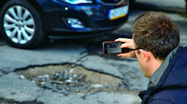 Sfotografować trzeba nie tylko uszkodzenia samochodu, ale i okolicę, w której doszło do zdarzenia. /Motor