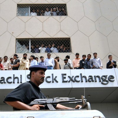 Sfrustrowani taniejącymi akcjami inwestorzy przypuścili szturm na giełdę w Karaczi /AFP