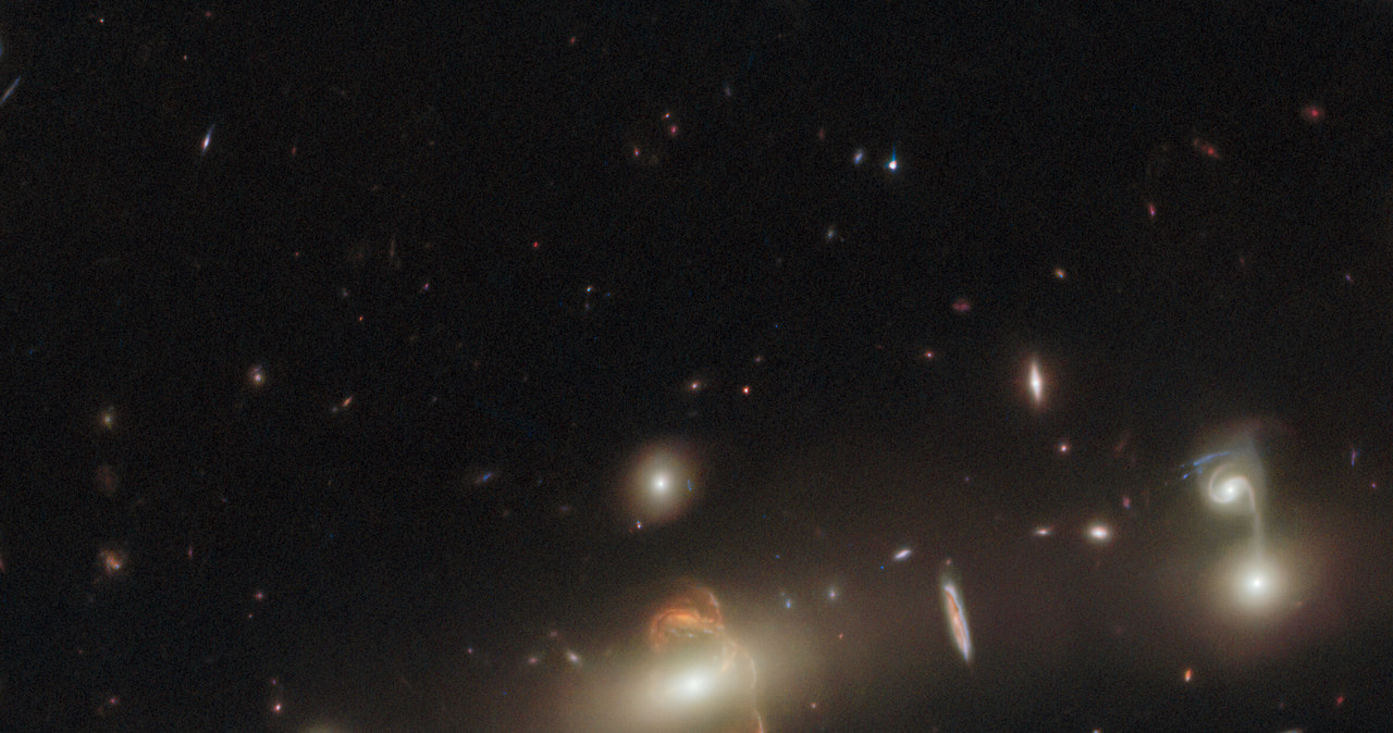 SGAS J143845+145407 poddana wpływowi soczewki grawitacyjnej /ESA/Hubble & NASA, J. Rigby /NASA