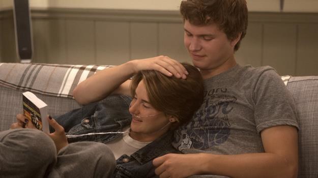 Shailene Woodley i Ansel Elgort w scenie z filmu "Gwiazd naszych wina" /materiały dystrybutora