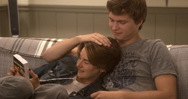 Shailene Woodley i Ansel Elgort w scenie z filmu "Gwiazd naszych wina" /materiały dystrybutora