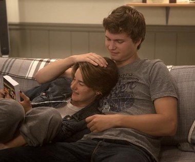 Shailene Woodley i Ansel Elgort w scenie z filmu "Gwiazd naszych wina"