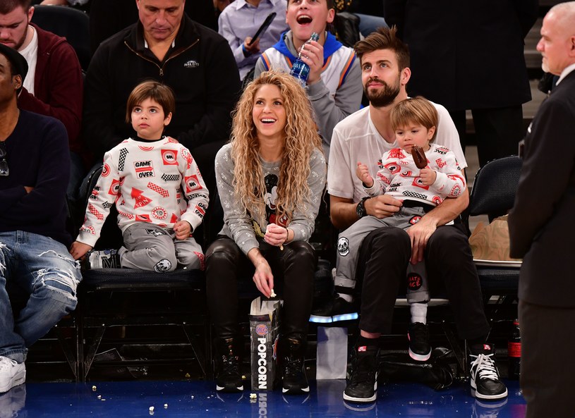 Shakira i Gerard Pique z dziećmi: Milanem i Sashą /James Devaney /Getty Images