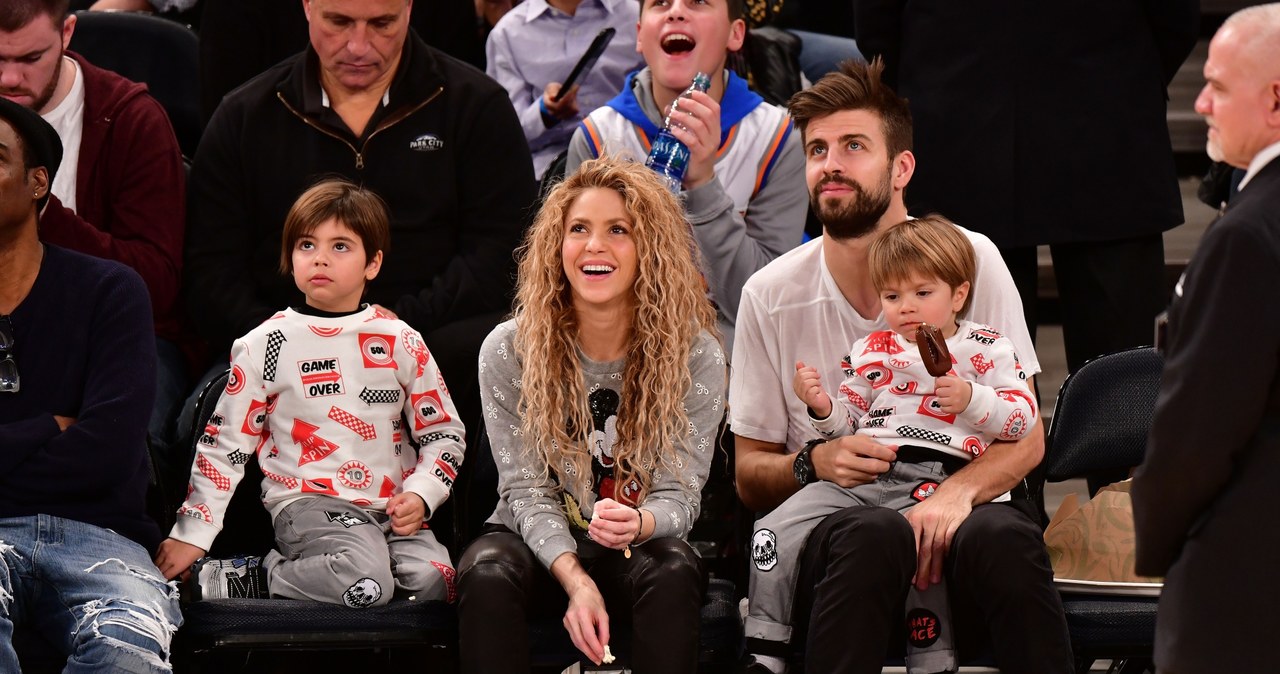 Shakira i Gerard Pique z dziećmi: Milanem i Sashą /James Devaney /Getty Images